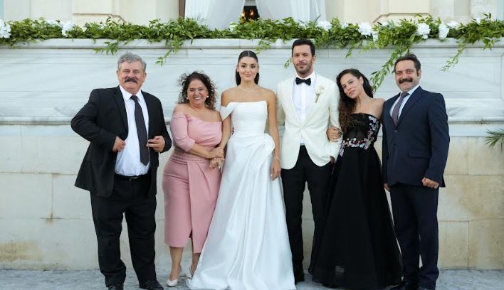 Aşk ve Gözyaşı: Büyük Kadro ve Görkemiyle Ekranlarda Dikkat Çekiyor