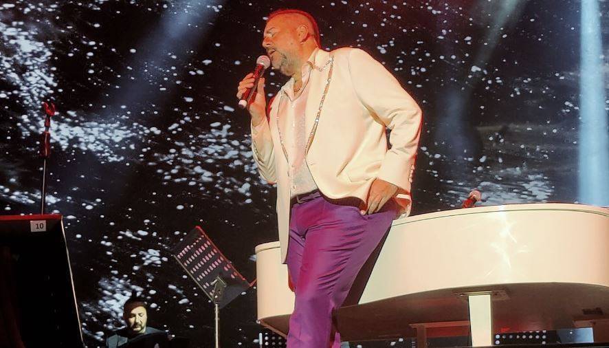 Ata Demirer Gazinosu Harbiye Açıkhava'da Hayranlarıyla Buluştu: Mizah ve Müzik Dolu Bir Gece