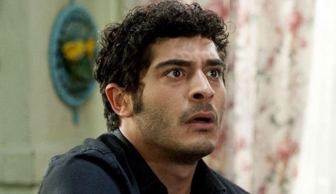 Burak Deniz: Hayattan Sahnelere Uzanan Bir Yolculuk