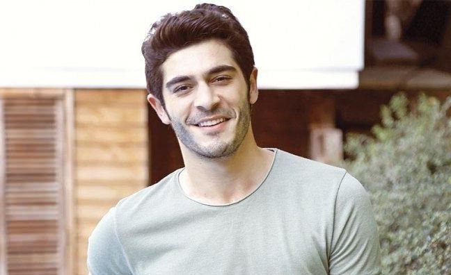 Burak Deniz: Hayattan Sahnelere Uzanan Bir Yolculuk