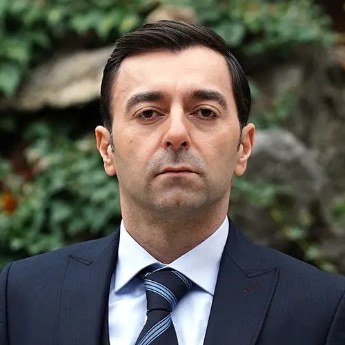Cem Uslu: Sahnenin Çok Yönlü İnsanı ve Sanatçı Kariyeri