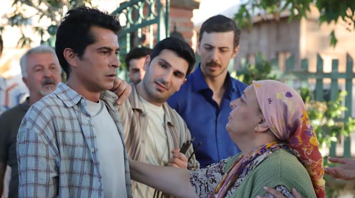 Cennetin Çocukları: Aile Sıcaklığı ve Mafya Yolculuğu Dengesi