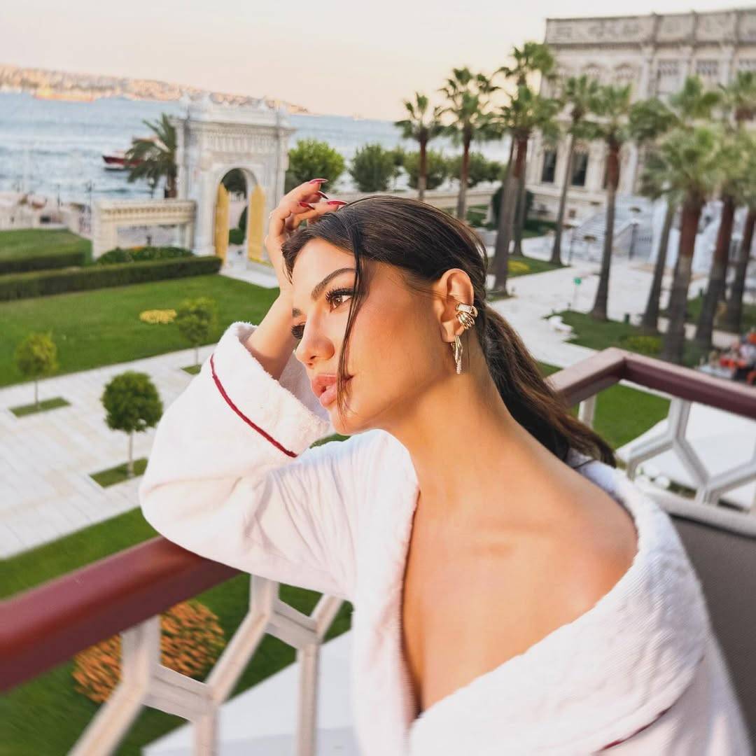 Demet Özdemir’in Doğdu Güneşi: Sade Şıklık ve Enerji Dolu Yeni Sezon Hazırlıkları