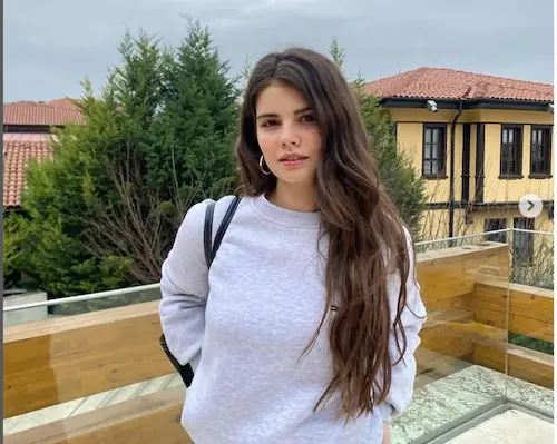 Doğa Bayram: Sahnesinin Parlayan Yüzü ve Çok Yönlü Yetenekleri