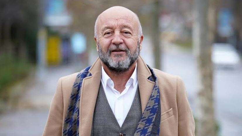 Hakan Salınmış: Tiyatro Zamanının İçinden Sahneye Yansıyan Sanat Yolu