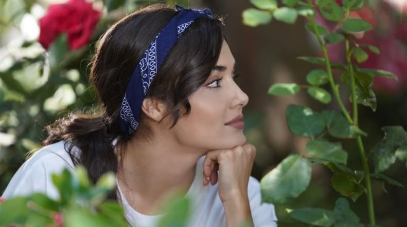 Hande Erçel: Sahnelerin ve Ekranların Işığıyla Yolculuk