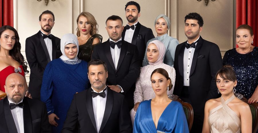 Kızılcık Şerbeti'nin Yeni Sezon Afişi Görkemiyle İzleyiciyi Selamlıyor