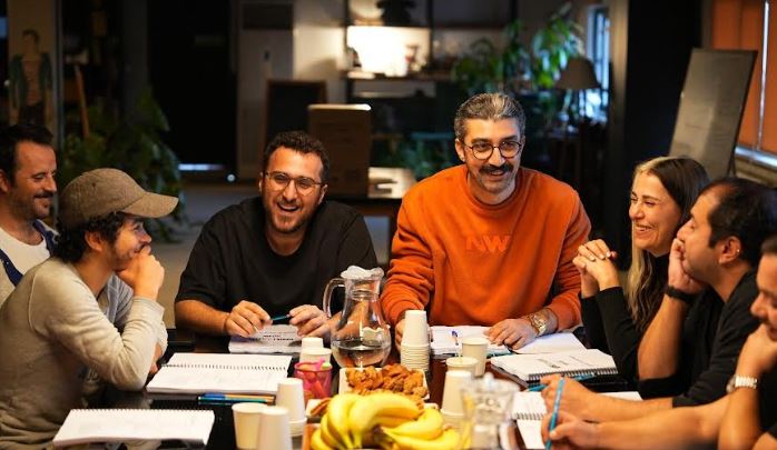 Nemlizade: Exxen’de Yeni Sezonda Absürt Mizahın Nabzı