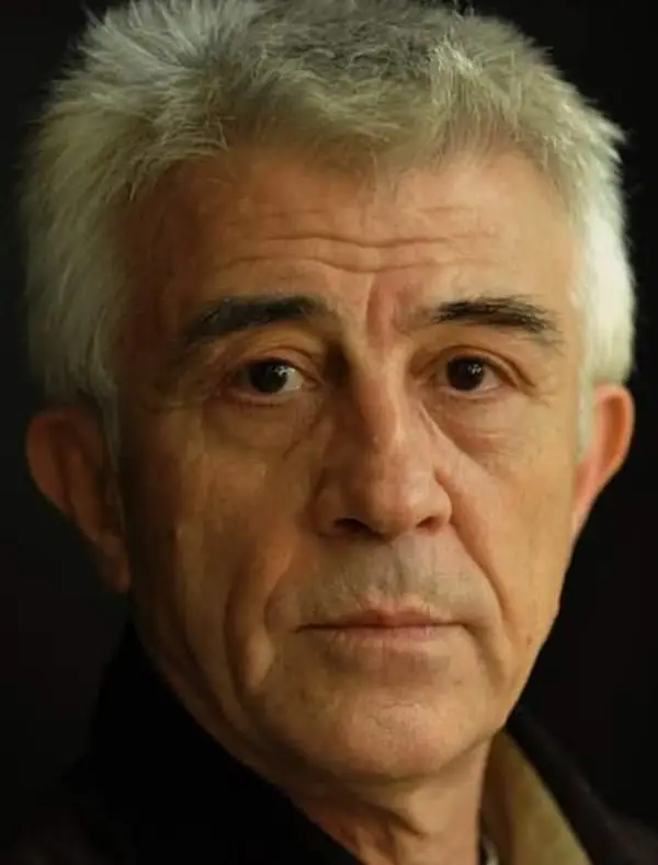 Nuri Gökaşan: Tiyatrodan Televizyona Uzanan Olarak Babacan ve Otoriter Tiplemeyi Yükselten Yıllar