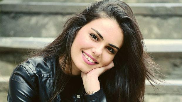 Özgü Kaya: Meşhur Yüzün Arkasındaki Yolculuk ve Sanat Tutkusu