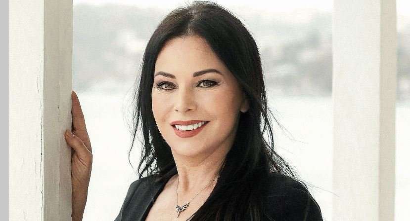 Şenay Gürler: İzmir'den Yayın Sahnesine Uzanan Oyunculuk Yolculuğu