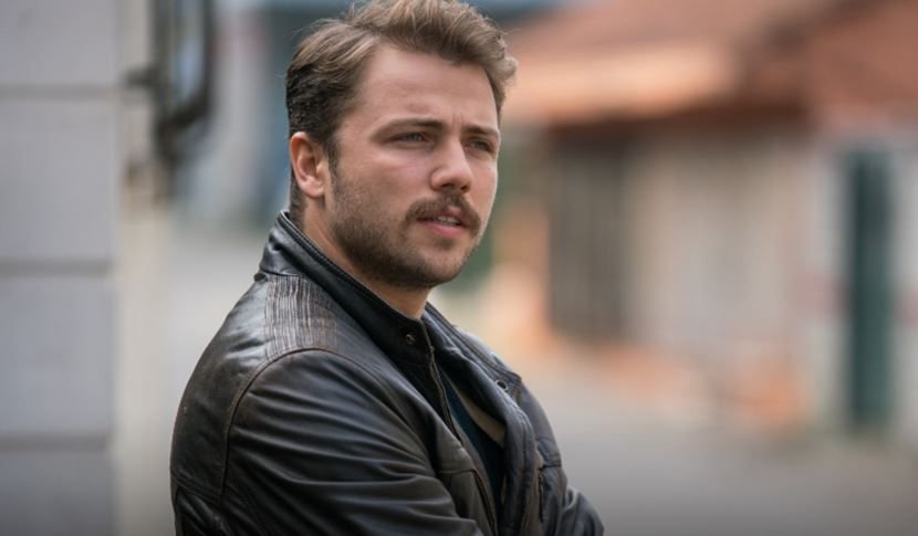 Tolga Sarıtaş: Yetenek ve Müzik Tutkusuyla Sahnedeki Çok Yönlü Bir Sanatçı