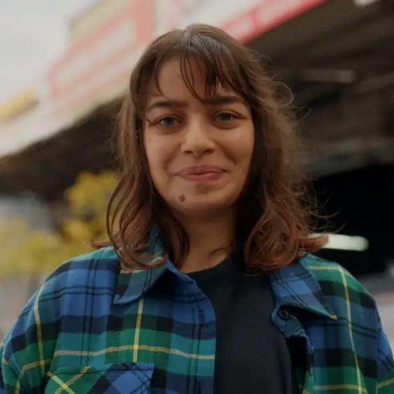 Zeynep Yüce: Sahnedeki Yükselen Yetenek ve Televizyon Yolculuğu